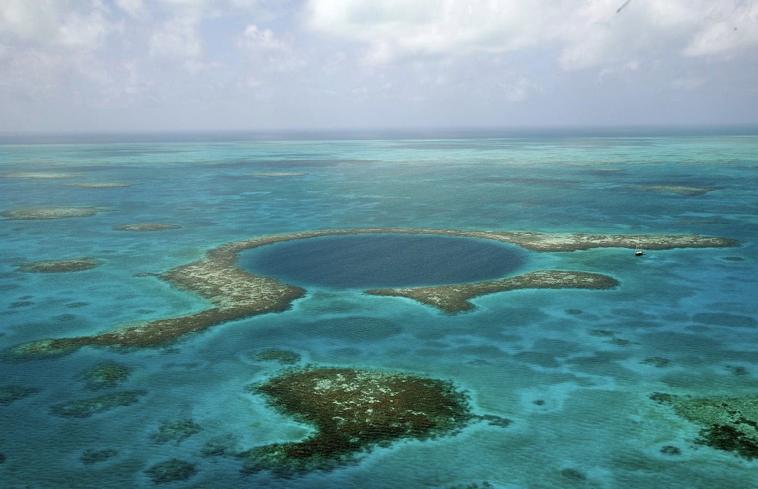 Exploradores desvendam mistérios no Grande Buraco Azul