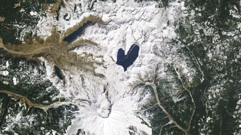 A história trágica por trás do lago em forma de coração