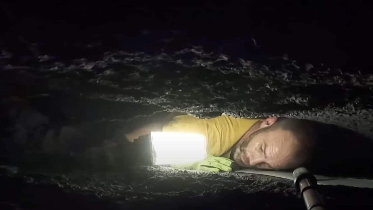 Homem documenta aventura em caverna extremamente apertada