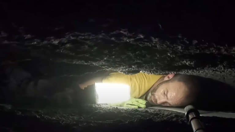 Homem documenta aventura em caverna extremamente apertada