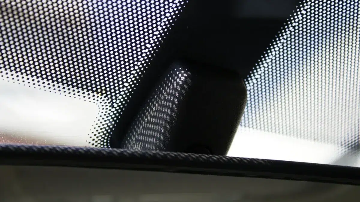 Para que servem os misteriosos pontos pretos do para-brisa do seu carro?