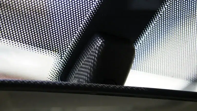 Para que servem os misteriosos pontos pretos do para-brisa do seu carro?