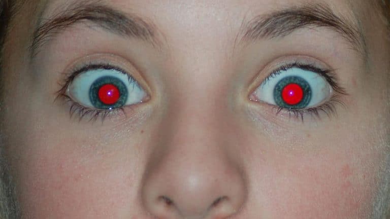 Por que as pupilas ficam vermelhas nas fotos com flash?