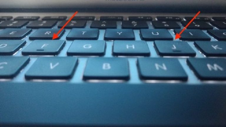 Por que as teclas F e J tem um traço embaixo?