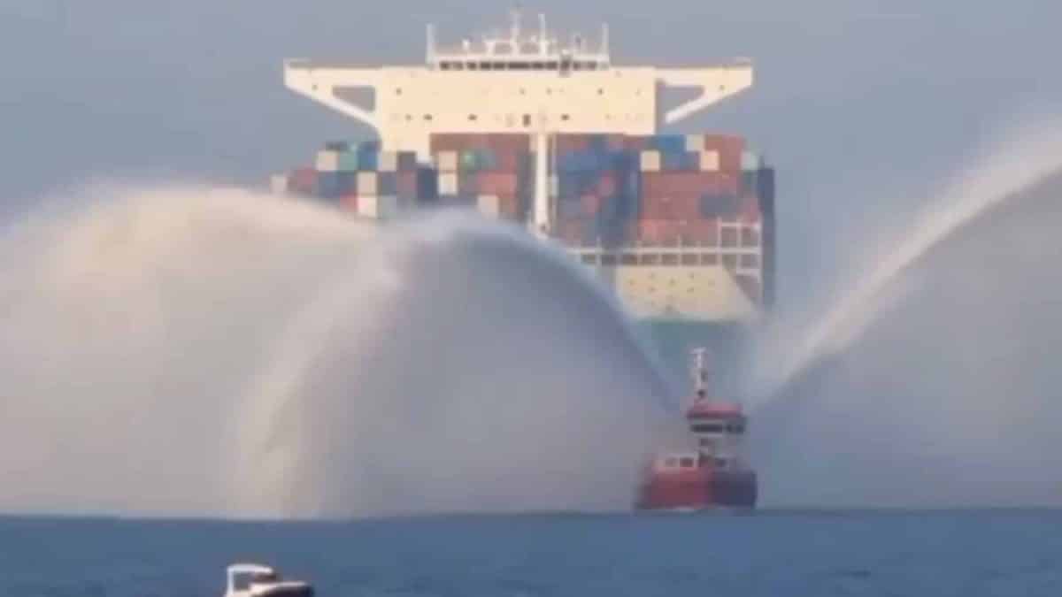 Por que os rebocadores borrifam água no ar ao rebocar um navio?