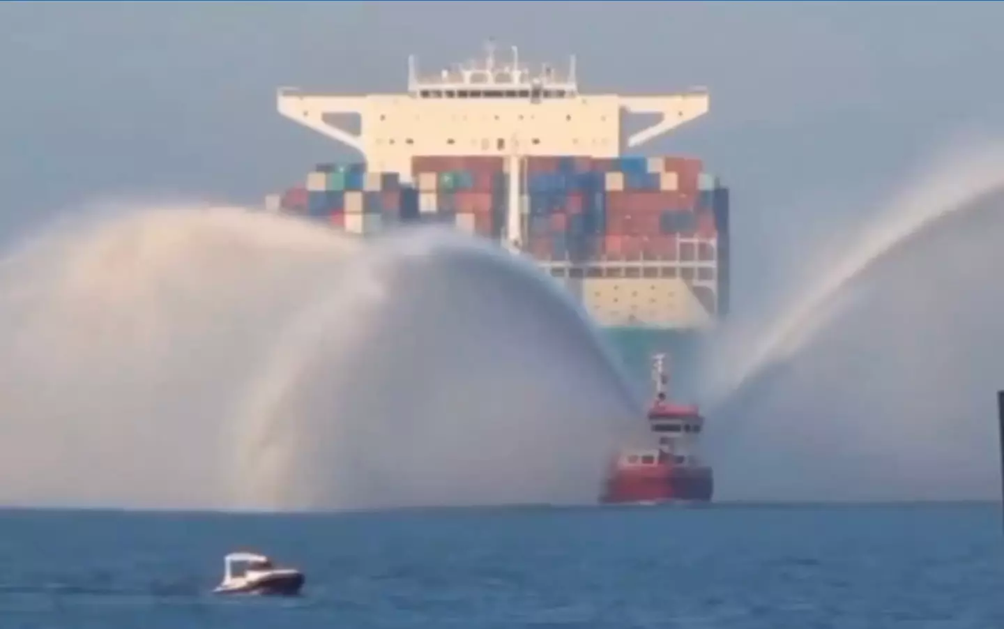 Por que os rebocadores borrifam água no ar ao rebocar um navio?