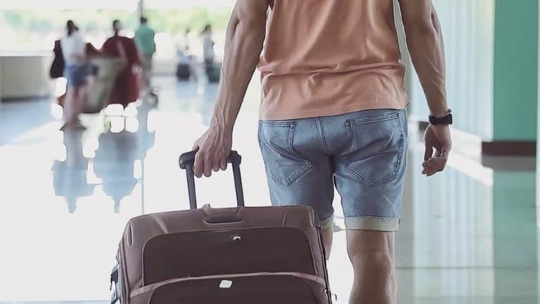 Por que você deve sempre usar calças em vez de shorts no avião?