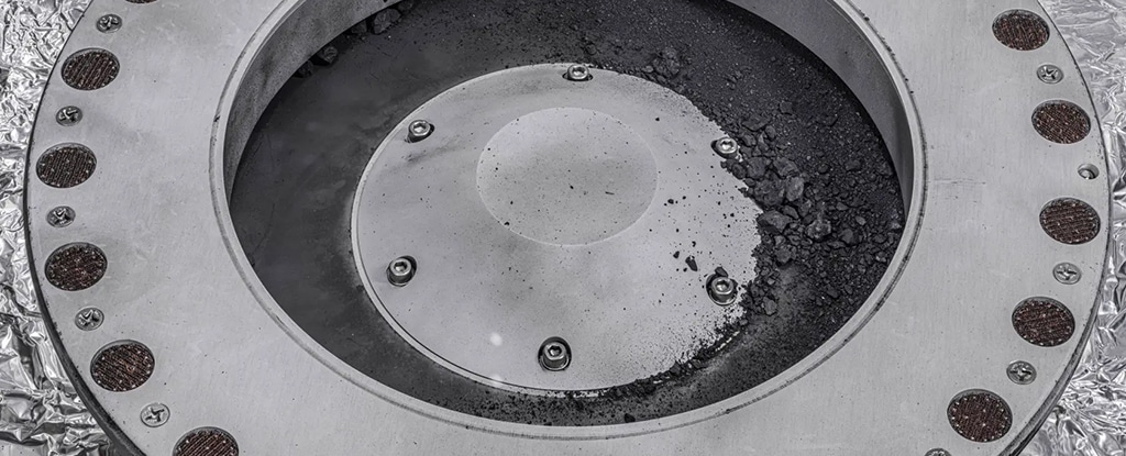 Primeiro olhar em amostra asteroide indica fragmento de um mundo oceânico perdido