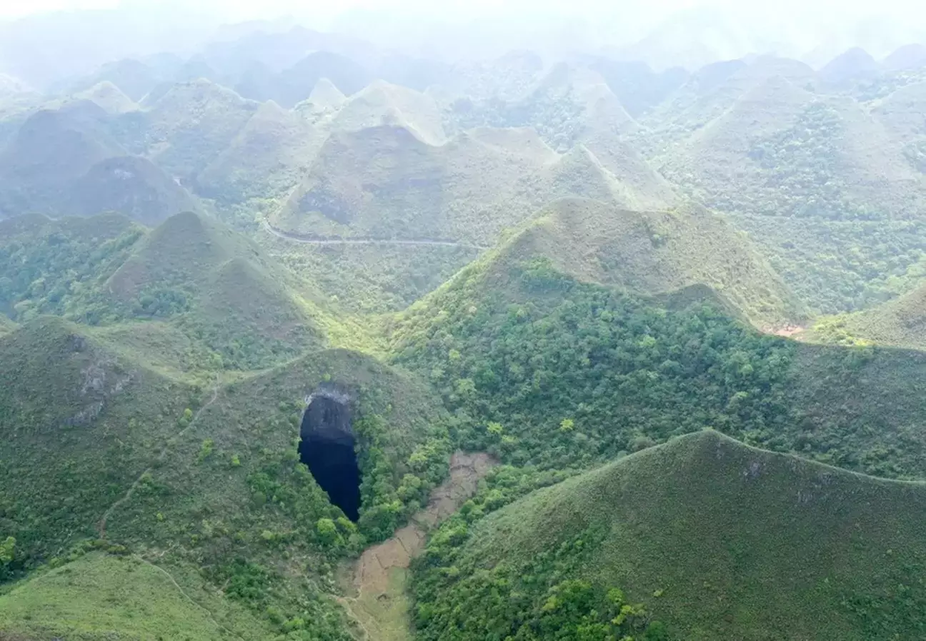 Um buraco cárstico gigante no Geoparque Global Leye-Fengshan. Crédito: Xinhua