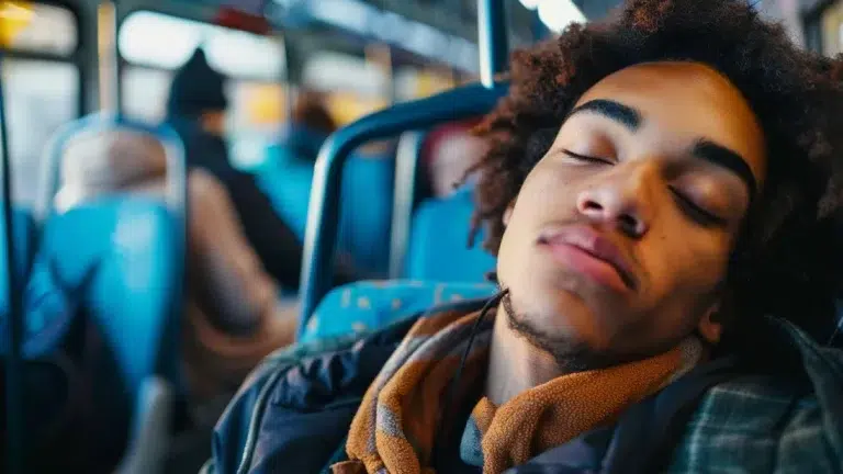 Por que acordamos na hora certa antes de descer do ônibus ou trem?
