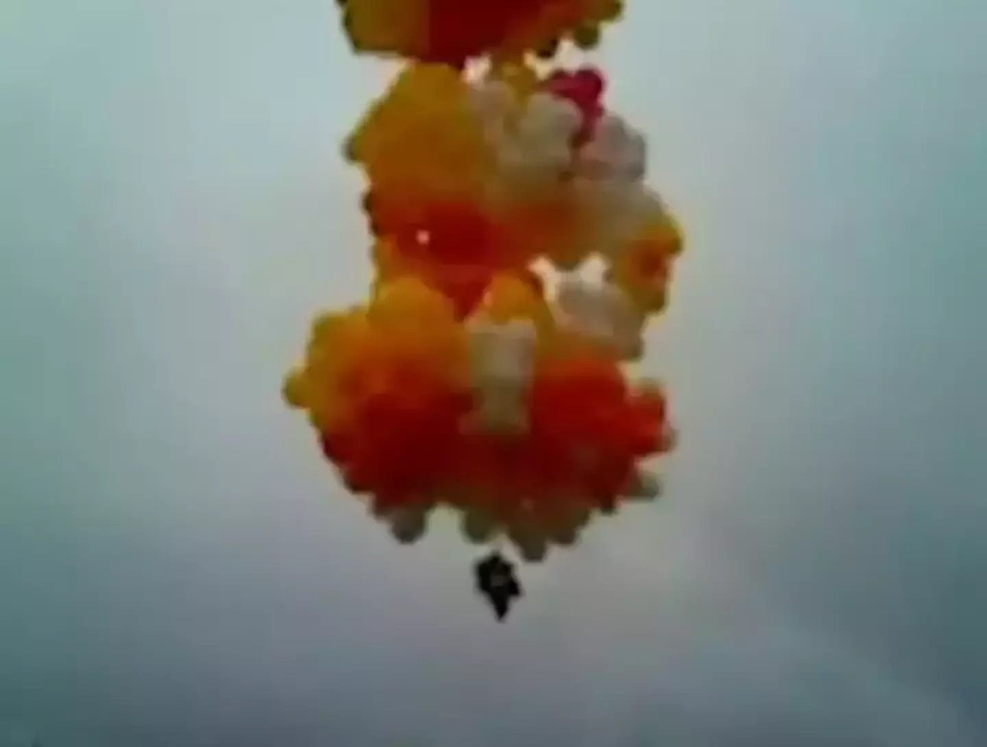 A história do padre que se amarrou a 1.000 balões e sofreu destino horrível ao tentar arrecadar dinheiro