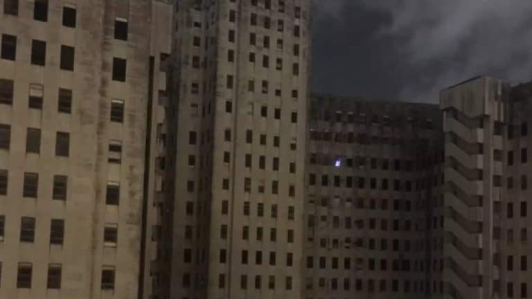 Árvore de Natal misteriosa ilumina hospital abandonado