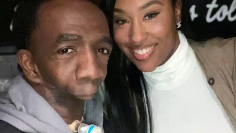 Homem nasceu sem mandíbula, mas encontrou o amor de sua vida
