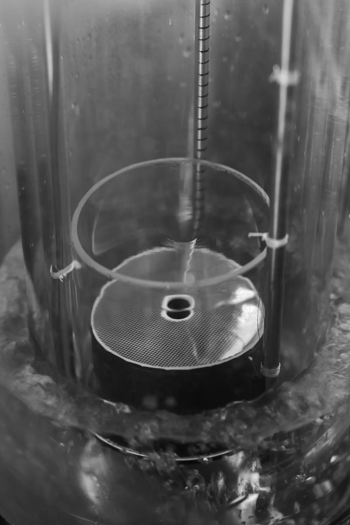 O vórtice quântico no experimento de hélio superfluido – o hélio superfluido é realmente transparente!