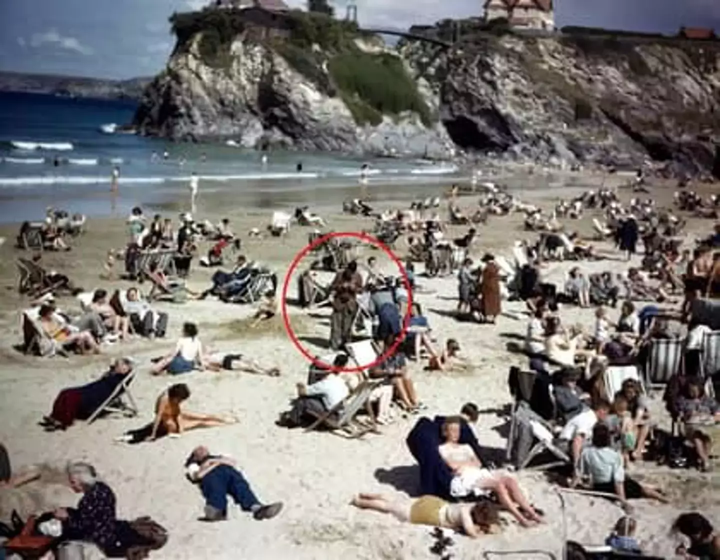 Pessoas convencidas de que avistaram 'viajante do tempo' em foto de praia dos anos 1940