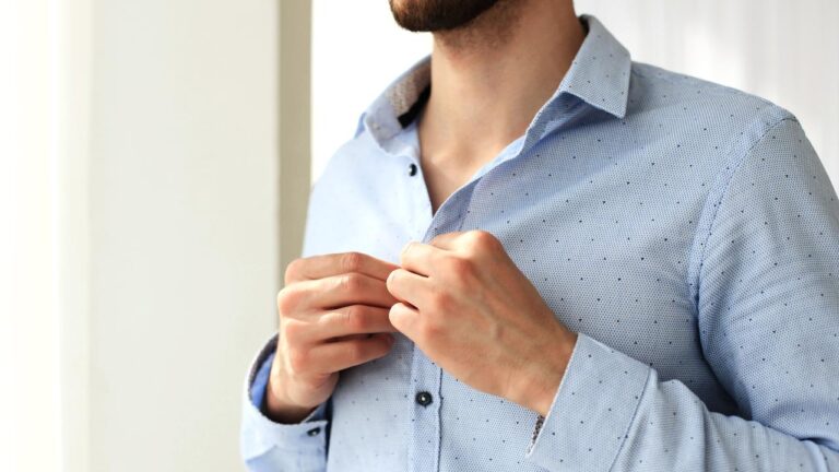 Por que homens e mulheres têm botões de camisa em lados diferentes?