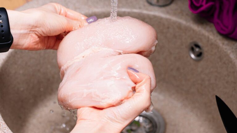 Você deve lavar o frango antes de cozinhá-lo?