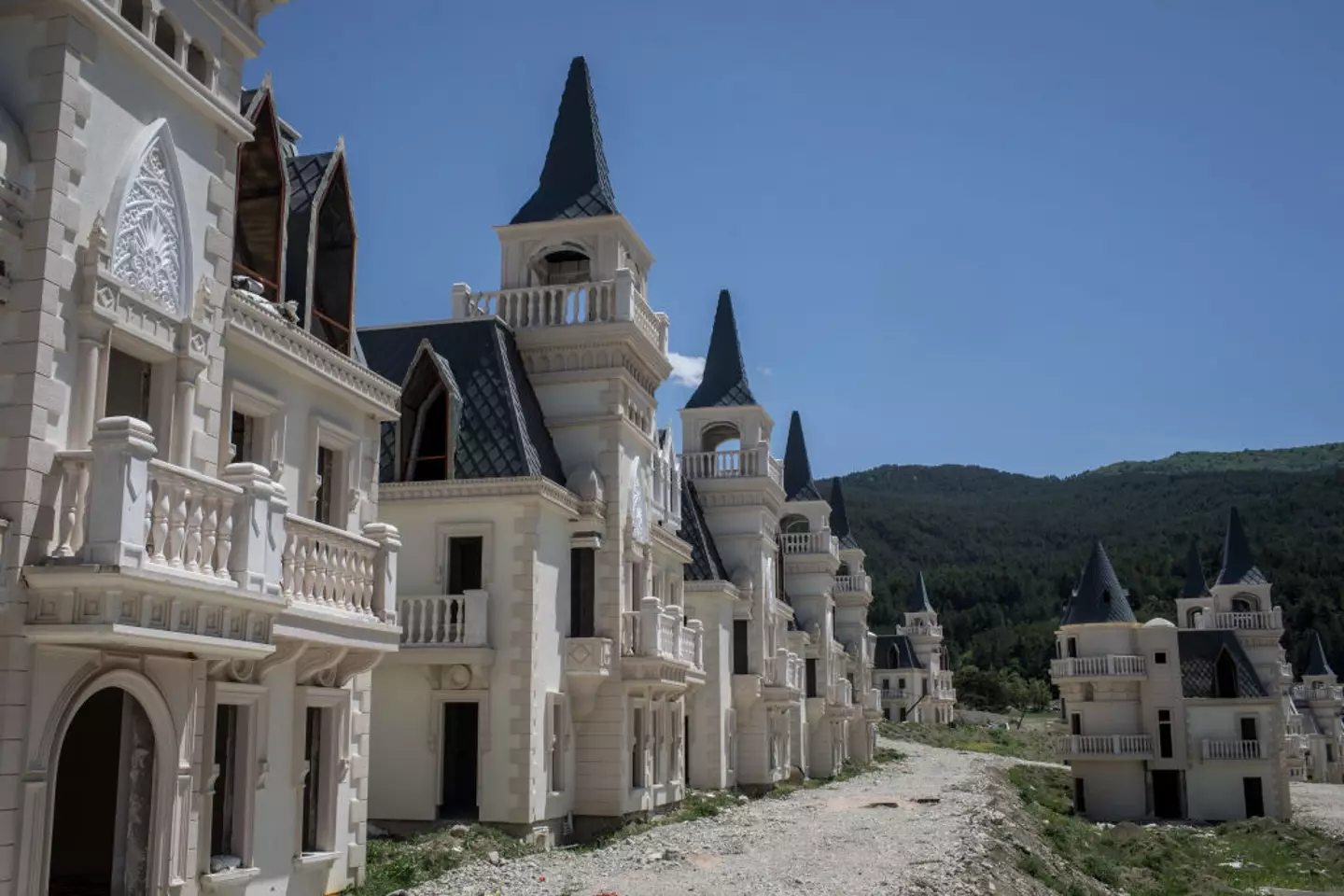 A 'cidade-fantasma' cheia de castelos onde ninguém jamais viveu
