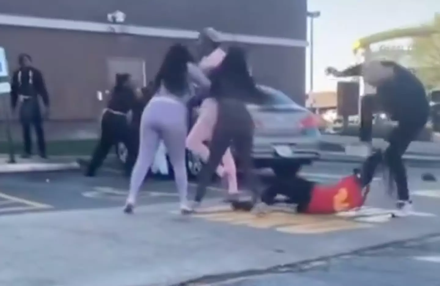 Funcionária do McDonald's, de 15 anos, saiu com fratura no crânio depois que cliente 'pisou na cabeça durante uma briga'