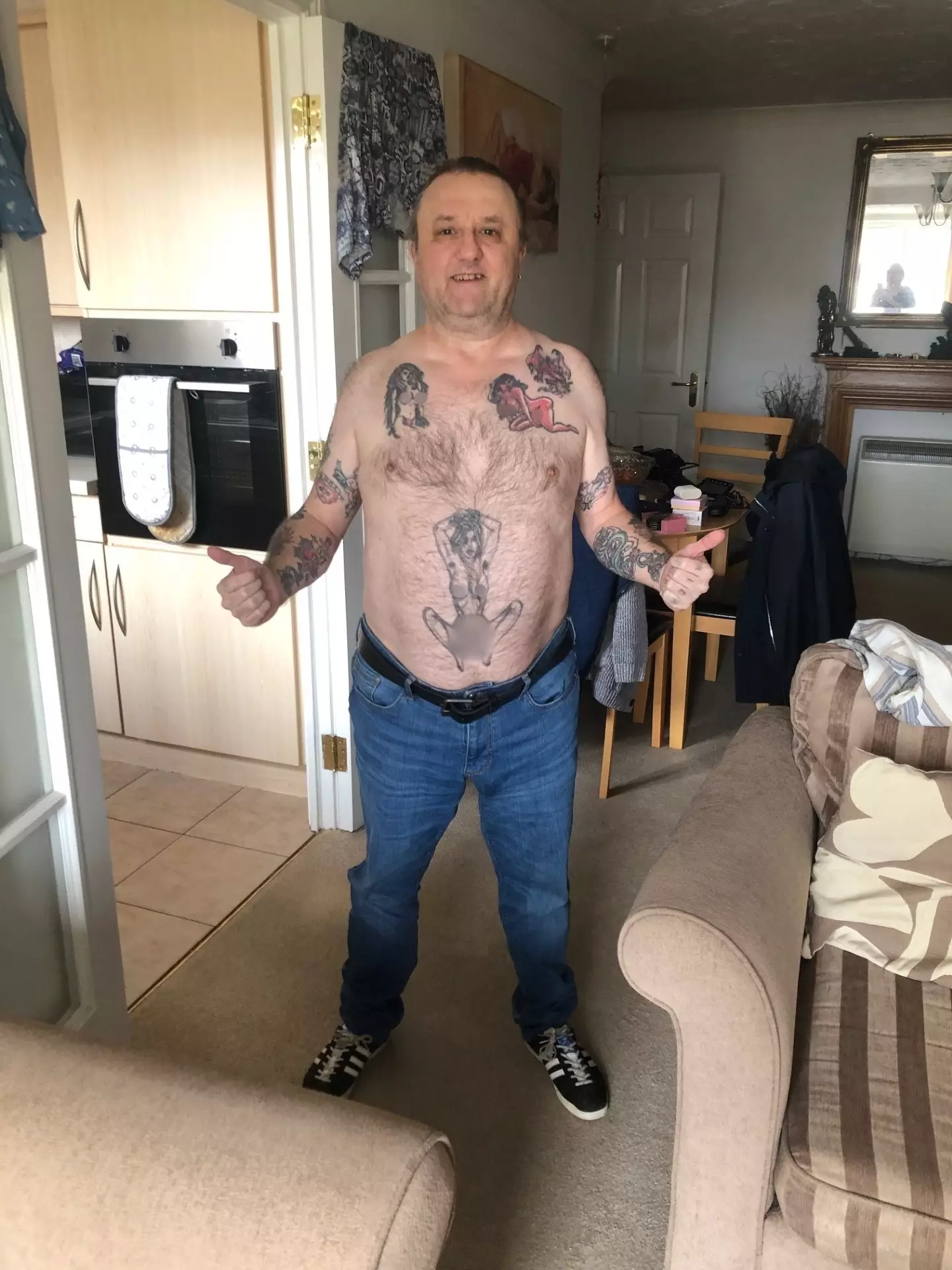 Homem com tatuagem tão obscena que quase foi preso diz que 'não se arrepende'