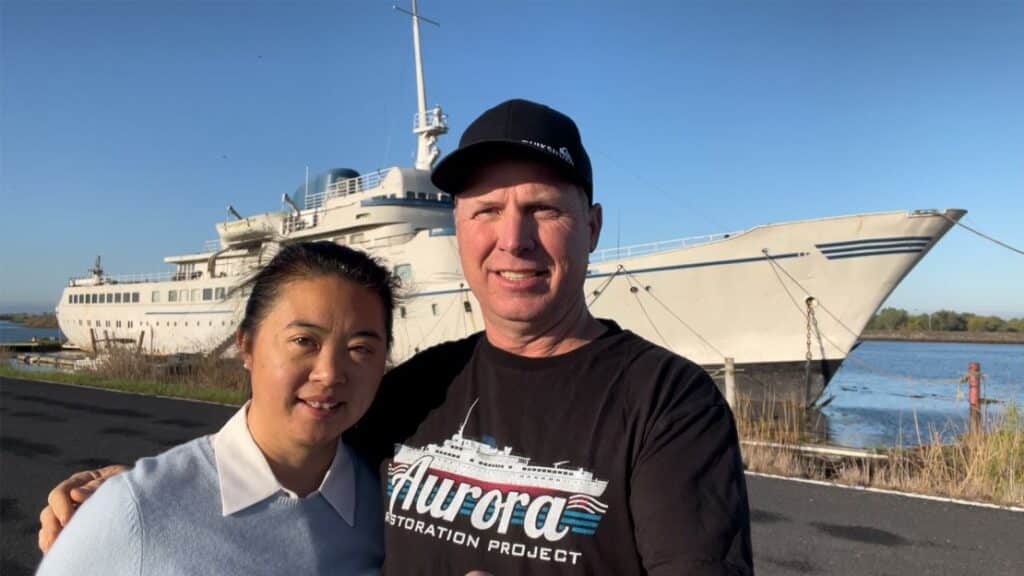 Homem comprou navio de cruzeiro e agora mora lá