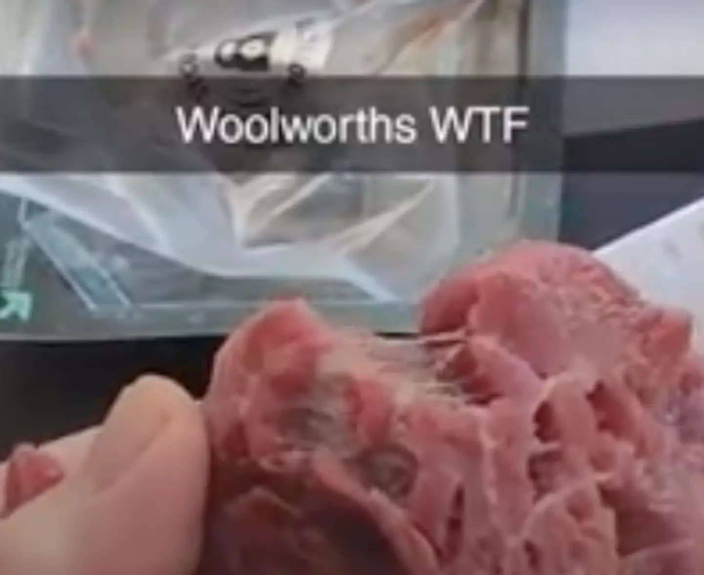Homem furioso ao afirmar ter encontrado 'cola de carne' em seu bife no supermercado