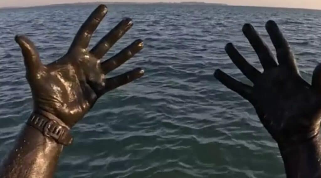 Homem mancha pele com tinta de lula e sofre consequências
