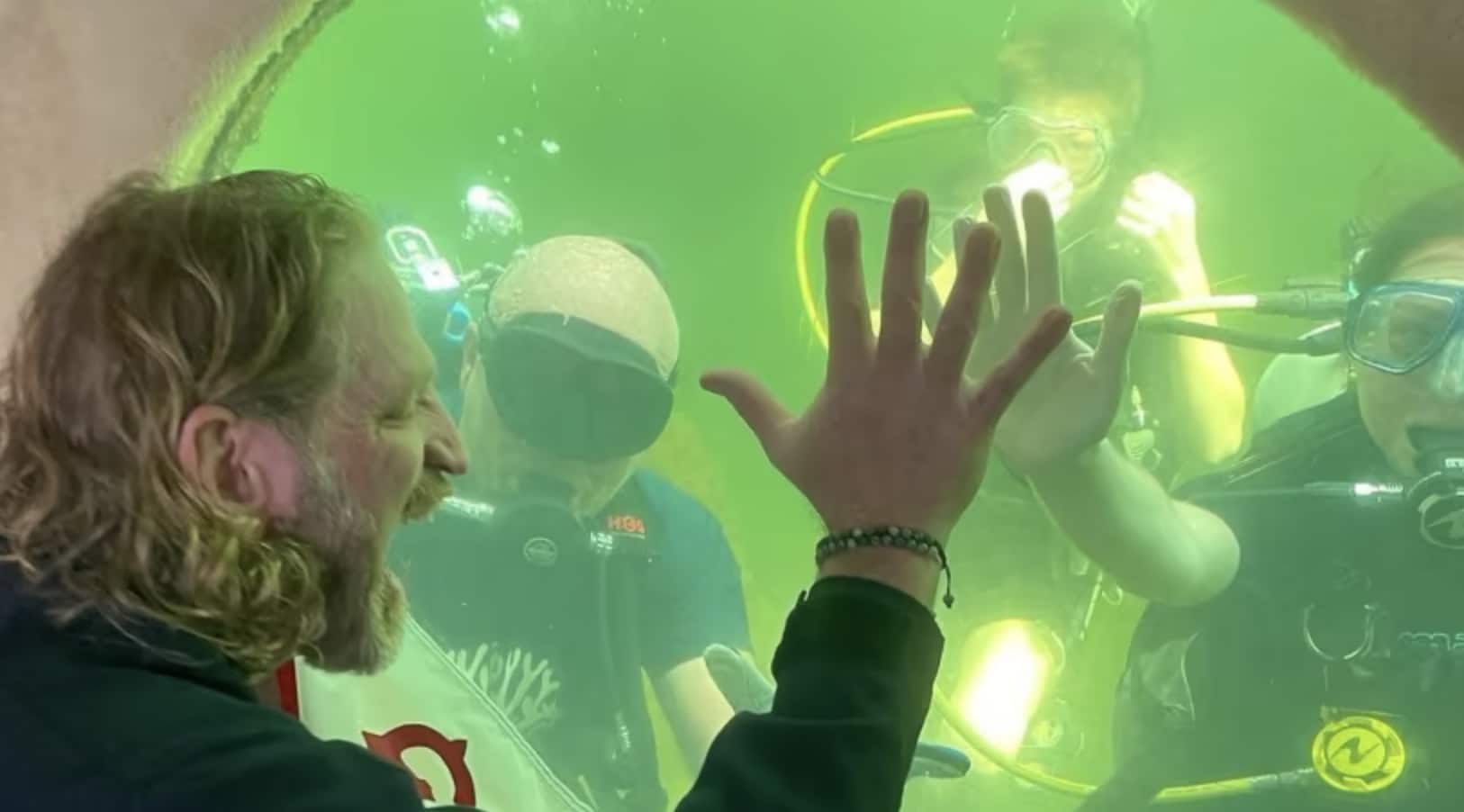 Cientista vive 100 dias submerso e rejuvenesce
