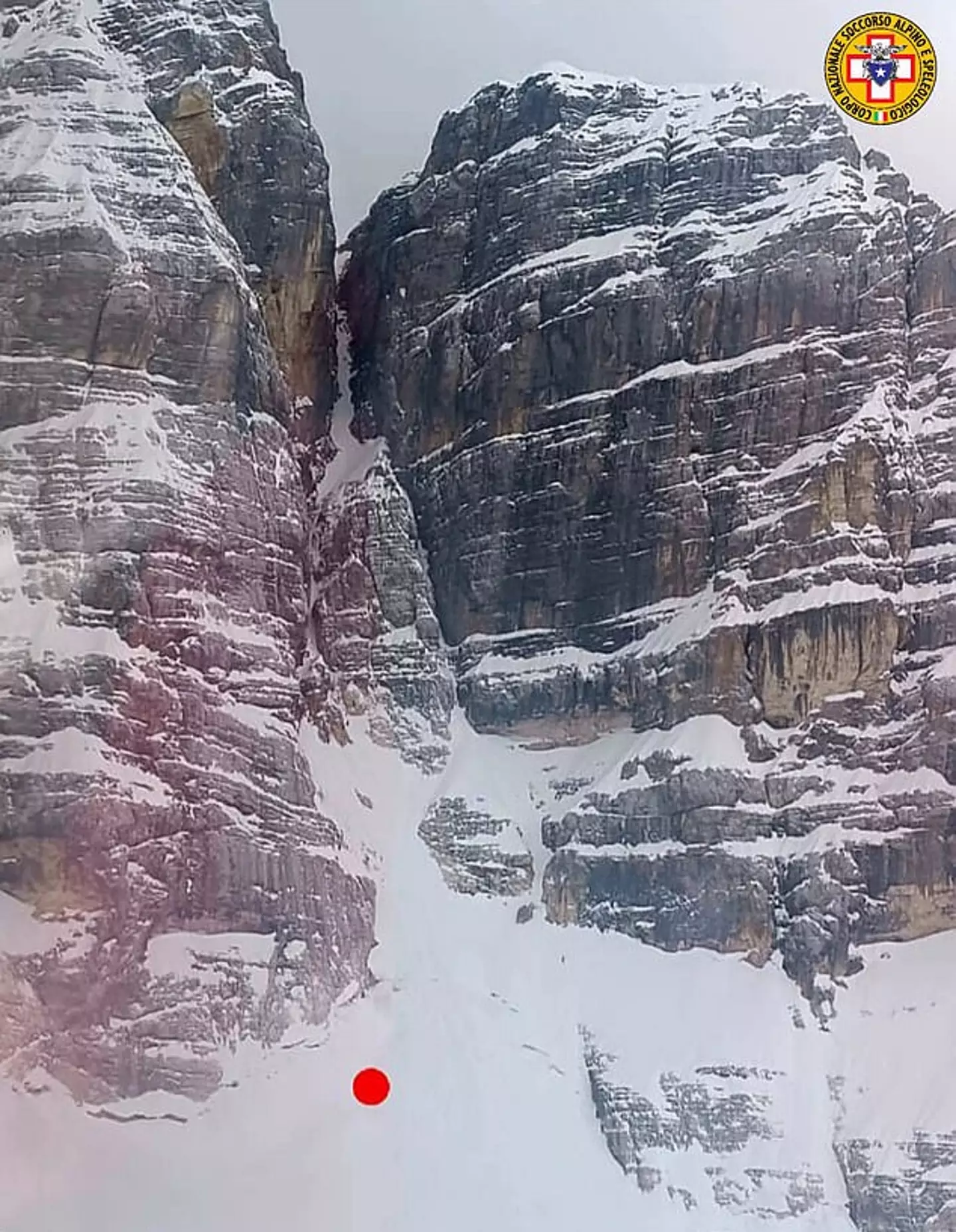 Mulher cai 300 metros para a morte na frente de amigos após escorregar enquanto escalava uma montanha
