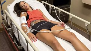 Mulher 'quase morre' após pegar nota de $ 1 do chão