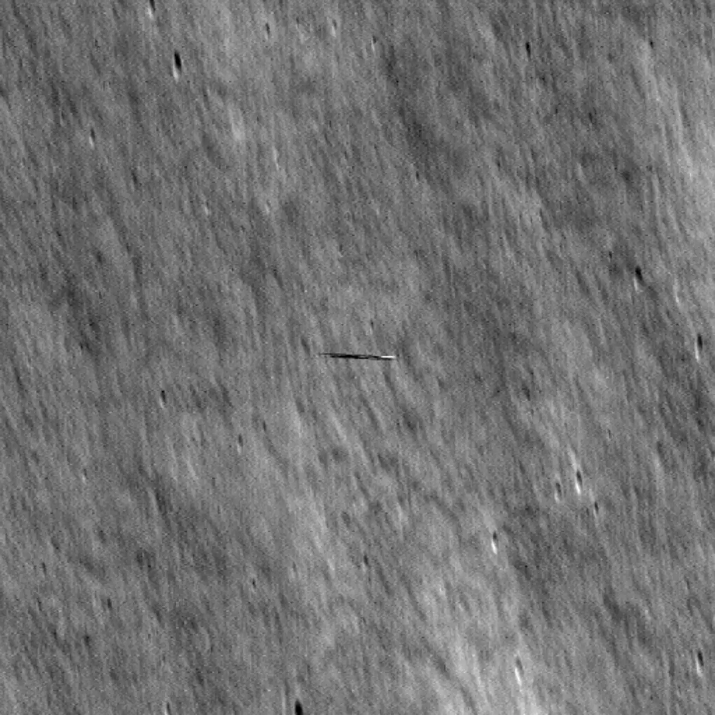 NASA captura imagens misteriosas de objeto orbitando a Lua