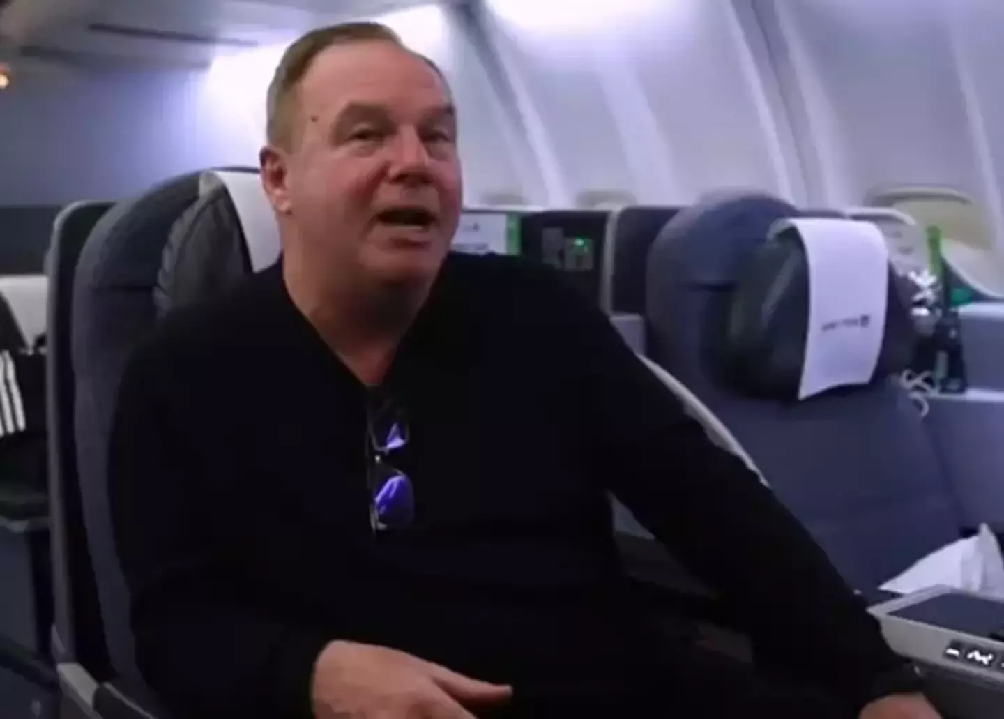 O homem que comprou o passe vitalício da companhia aérea economizou $ 2.400.000 e viajou mais de 32 milhões de quilômetros