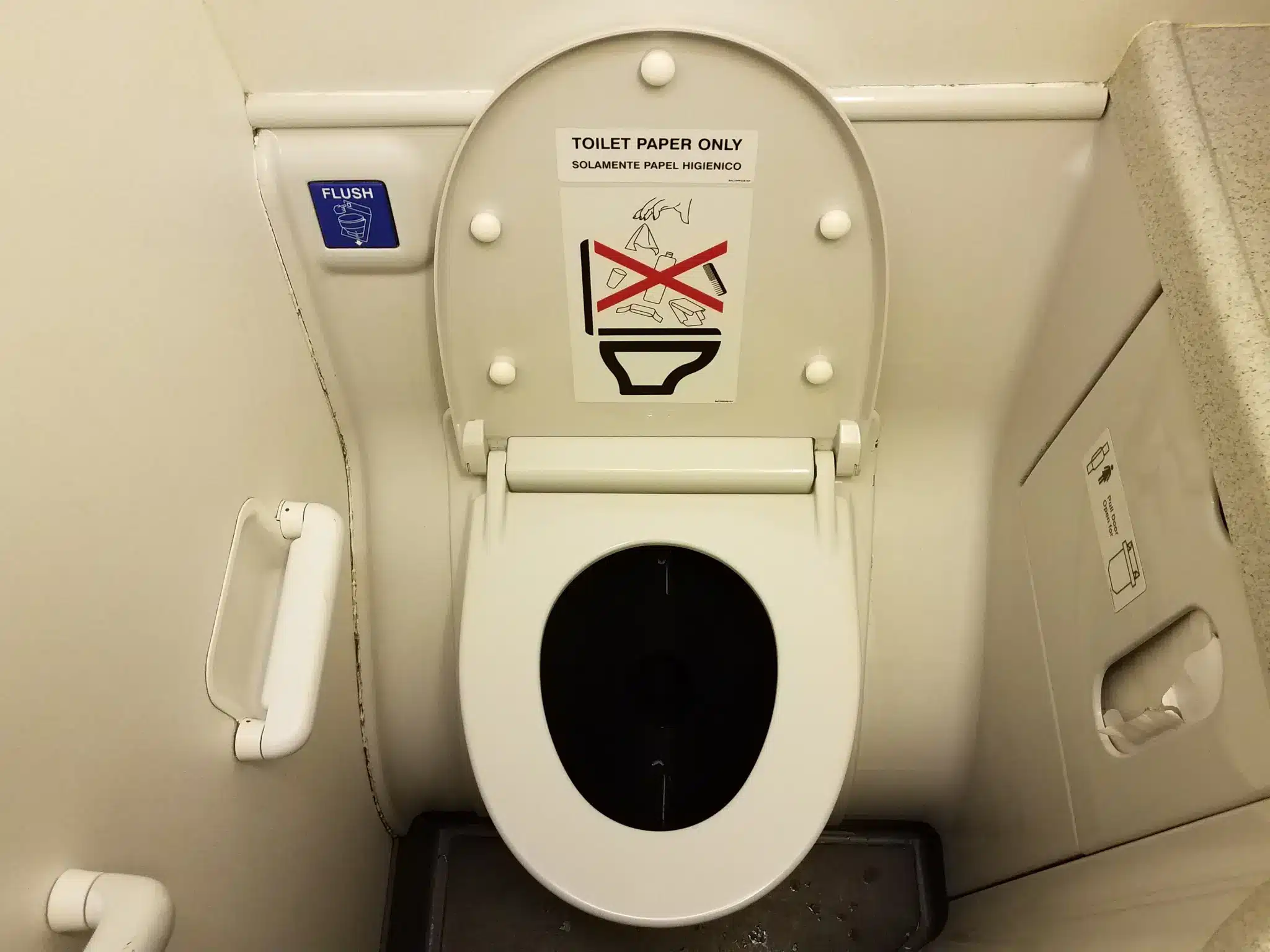 Passageiro preso no banheiro de avião durante voo na Índia