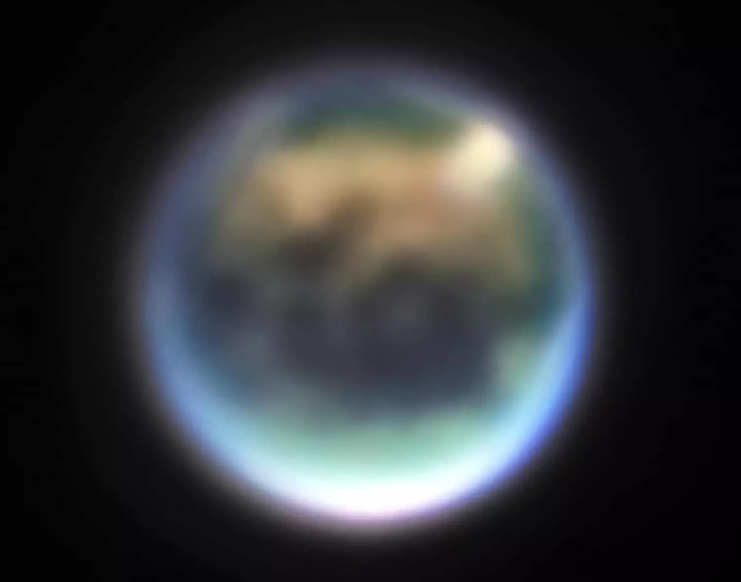 Telescópio Espacial James Webb da NASA tira uma foto borrada de lua que se parece com a Terra