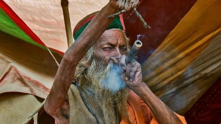 Amar Bharati mantém braço erguido por 50 anos