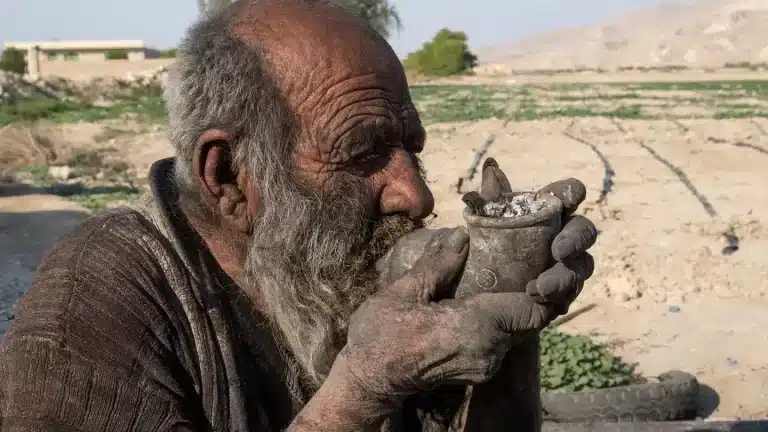 Amou Haji: o homem que não tomou banho por 60 anos