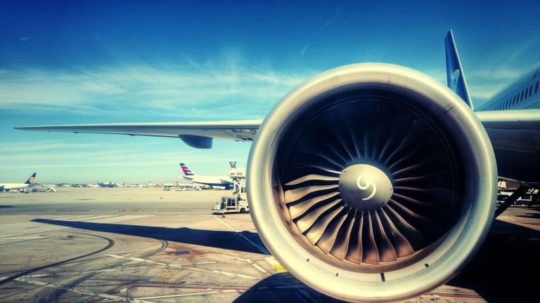Passageiros de aeroporto olham horrorizados quando uma pessoa morreu após ser sugada pelo motor do avião