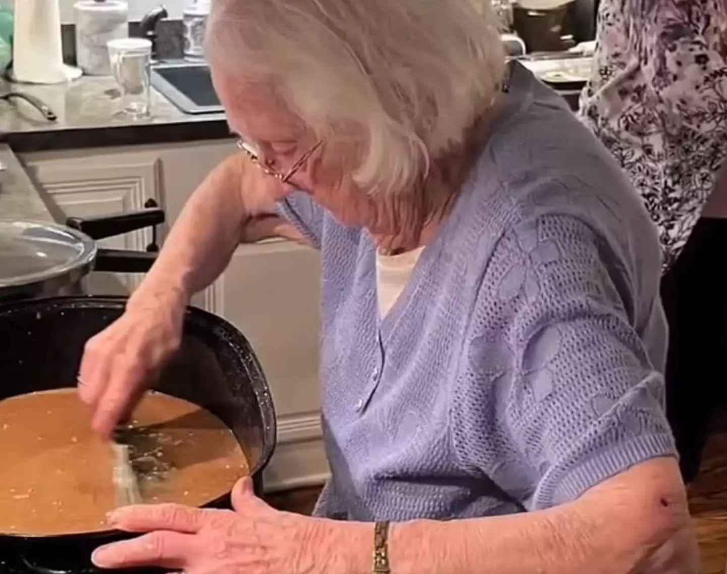 A centenária cozinha sozinha e prefere um prato colorido (Fox29)