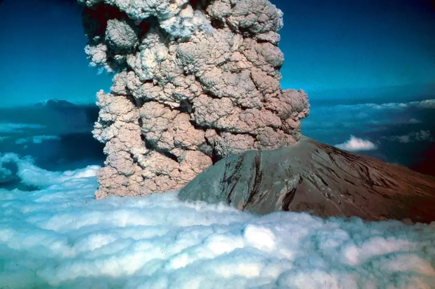 A erupção do Monte Santa Helena em 1980 continua a ser o evento vulcânico mais mortal e economicamente destrutivo da história dos EUA.