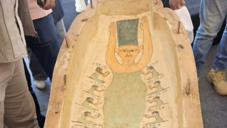 Arqueólogos descobrem caixão de 3.000 anos que parece os Simpsons