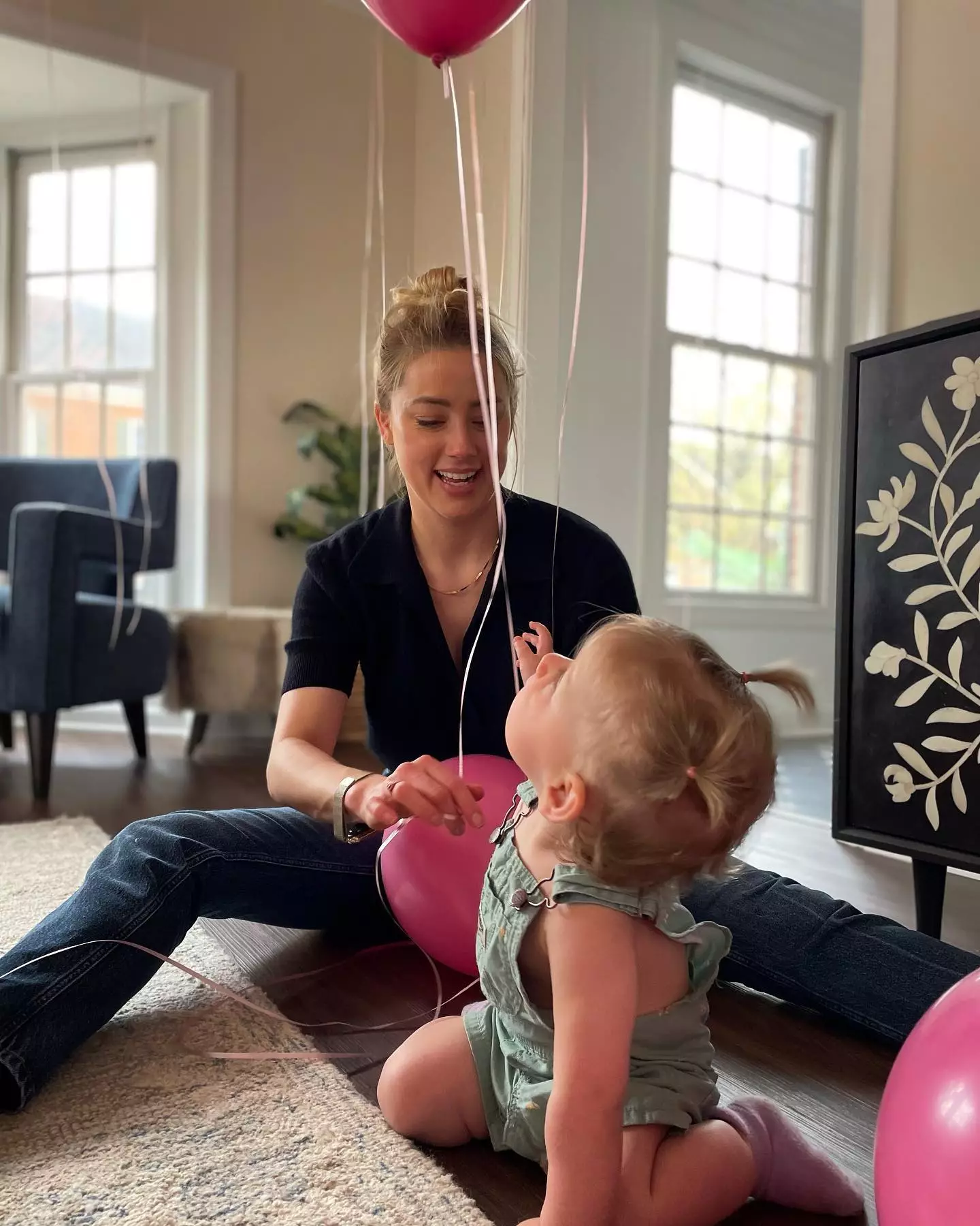 Heard é mãe de uma filha de três anos. (@amberheard/Instagram)