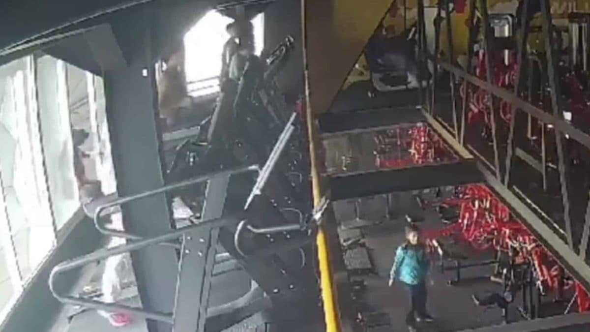 Mulher cai da janela da academia e morre após tropeçar na esteira