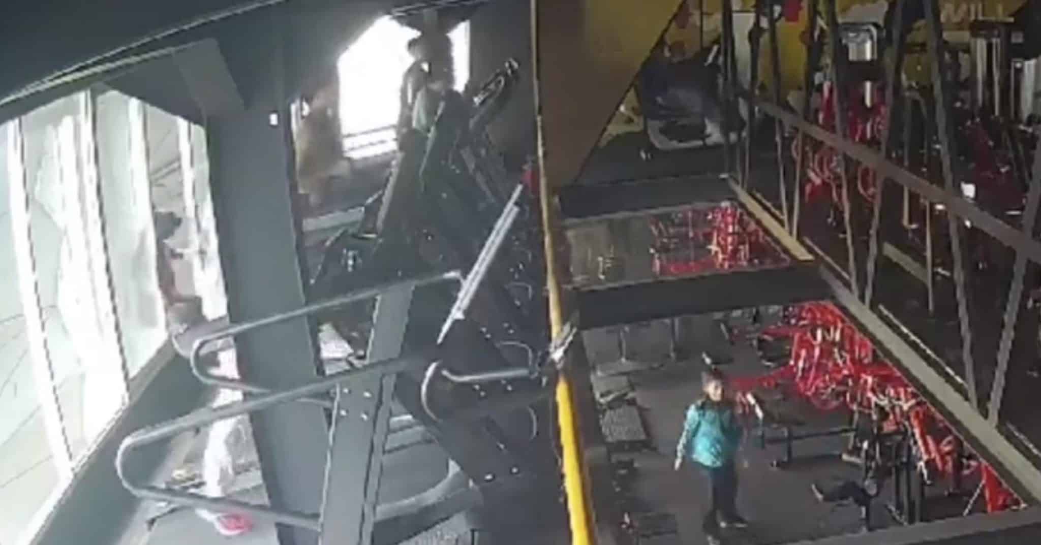 Mulher cai da janela da academia e morre após tropeçar na esteira
