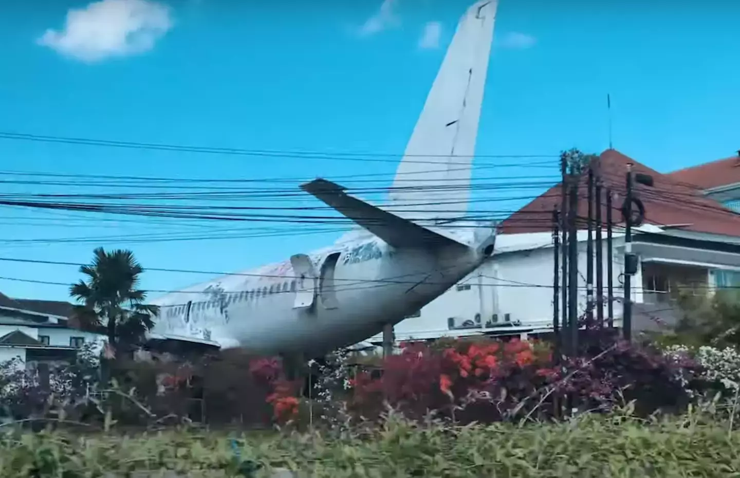 No entanto, por incrível que pareça, há de facto outro Boeing 737 encalhado em Bali. (YouTube/Misus Yaya)