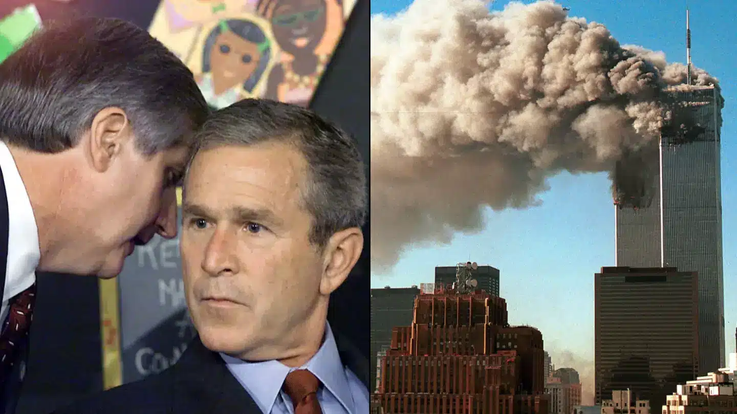 Na manhã de 11 de setembro de 2001, Andrew Card, então Chefe de Gabinete da Casa Branca, foi encarregado de informar o Presidente George W. Bush de que os Estados Unidos estavam sob ataque. Quando surgiram as notícias de que dois aviões haviam colidido com as torres do World Trade Center, o Presidente Bush estava participando de uma atividade de leitura com estudantes na Escola Primária Emma E. Booker em Sarasota, Flórida. O incidente, que resultou na morte de 2.996 pessoas, exigiu que Card comunicasse a gravidade da situação sem alarmar os presentes na sala de aula. Card se aproximou do Presidente Bush durante a sessão de leitura e sussurrou duas frases em seu ouvido, informando que um segundo avião havia atingido o World Trade Center e que o ataque era intencional. Esse momento foi preservado em vídeo e relatado no documentário da BBC, "9/11: Inside the President's War Room." Bush, refletindo sobre aquele dia, descreveu-o como um momento que alterou a trajetória da nação, enfatizando o dever do presidente de proteger o povo americano. O Presidente Bush lembrou as palavras exatas ditas por Card: "O segundo avião atingiu a segunda torre. A América está sob ataque." Observando a reação da imprensa no fundo da sala, Bush notou o horror visível em seus rostos ao receberem a mesma notícia. Apesar da gravidade da situação, Bush manteve a compostura, uma reação que ele explicou ser necessária para evitar causar pânico entre as crianças na sala de aula. Ele esperou por um momento adequado para sair, visando manter a calma e evitar ações dramáticas. A sala de aula onde o Presidente Bush recebeu a notícia foi posteriormente convertida em um centro de comando temporário. De lá, ele se dirigiu à nação antes de embarcar no Air Force One. Card, em entrevistas anteriores, incluindo uma para a NBC, detalhou a profunda responsabilidade que sentiu ao entregar a mensagem ao Presidente. Ele descreveu sua abordagem como deliberada, focada e composta, apesar do caos que se desenrolava. Quando o Air Force One decolou, a situação havia escalado ainda mais. O Pentágono havia sido atacado, e o voo 93 da United Airlines estava a caminho de Washington, D.C. Card e outros a bordo estavam lidando com a escala dos ataques e a incerteza de possíveis ameaças adicionais. Estimativas iniciais de vítimas eram de até 10.000, contribuindo para a atmosfera de crise e urgência. Os eventos de 11 de setembro se desenrolaram com impacto rápido e devastador. O voo 11 da American Airlines colidiu com a torre norte do World Trade Center às 8h46, seguido pelo voo 175 da United Airlines atingindo a torre sul às 9h03. Às 9h37, o voo 77 da American Airlines atingiu o Pentágono, e às 10h03, o voo 93 da United Airlines caiu em um campo na Pensilvânia após os passageiros tentarem dominar os sequestradores. Imediatamente após os ataques, socorristas, incluindo bombeiros, policiais e equipes médicas de emergência, convergiram para os locais de destruição. Os esforços para evacuar e resgatar os presos nas torres enfrentaram desafios significativos. A torre sul colapsou às 9h59, seguida pela torre norte às 10h28, resultando em mais perdas de vidas e complicando as operações de resgate. O impacto dos ataques se estendeu além das vítimas imediatas. A destruição do World Trade Center causou danos extensivos a edifícios e infraestrutura próximos. O Pentágono sofreu danos estruturais significativos, e os destroços da queda do voo 93 espalharam-se por uma ampla área na Pensilvânia. Nos dias seguintes aos ataques, o governo dos EUA iniciou uma série de respostas destinadas a enfrentar a ameaça imediata e prevenir futuros incidentes. Aeroportos em todo o país foram fechados, e as forças militares foram colocadas em alerta máximo. A Administração Federal de Aviação (FAA) suspendeu todos os voos civis, marcando uma medida sem precedentes na história da aviação dos EUA. Os ataques levaram à promulgação do USA PATRIOT Act, que expandiu os poderes das agências de aplicação da lei em esforços para combater o terrorismo. Os EUA também lançaram operações militares no Afeganistão, visando a al-Qaeda e o Talibã, que eram considerados os responsáveis pelos ataques. Investigações sobre os eventos de 11 de setembro identificaram 19 sequestradores afiliados ao grupo terrorista al-Qaeda. Os ataques foram orquestrados por Osama bin Laden, cujo objetivo era instigar um conflito global e minar a influência dos EUA no Oriente Médio. A resposta internacional aos ataques incluiu ampla condenação e apoio aos EUA de numerosos países.