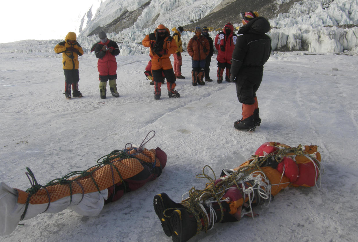 Uma foto mostra sherpas nepaleses após recuperarem os corpos de dois alpinistas que foram deixados na montanha mais alta do mundo, durante uma expedição de limpeza do Monte Everest.