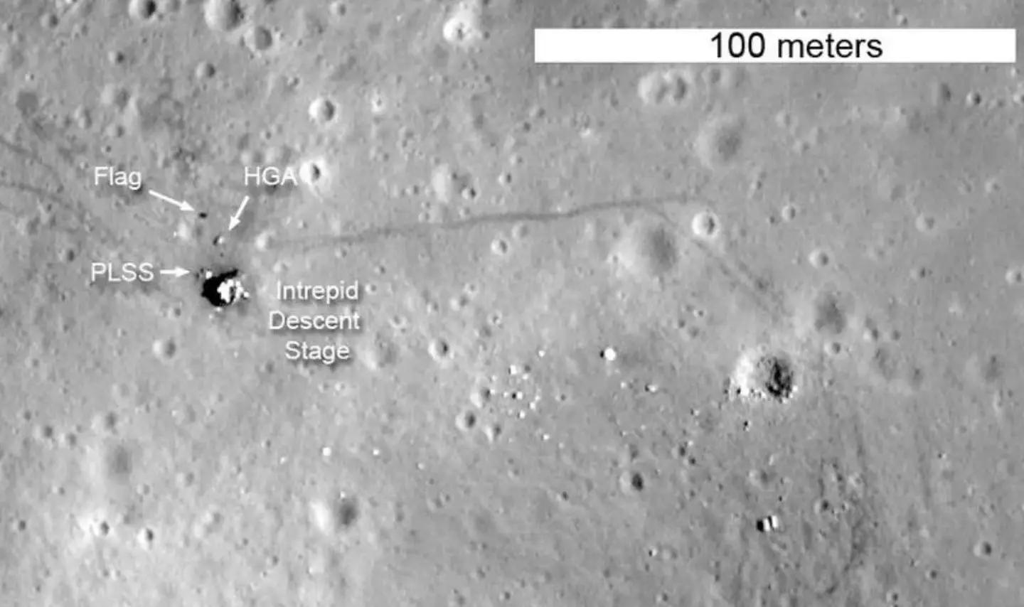 A LRO capturou imagens representando as sombras de três bandeiras baseadas na Lua. (Nasa)