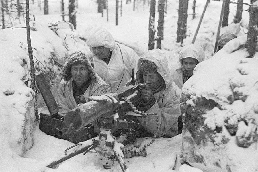 Snipers finlandeses escondidos atrás de bancos de neve em uma toca de raposa.