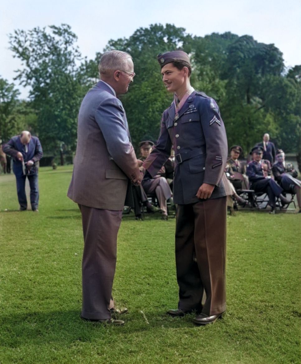 Desmond Doss aperta a mão do presidente Harry S. Truman após receber a Medalha de Honra durante cerimônia na Casa Branca em 12 de outubro de 1945.