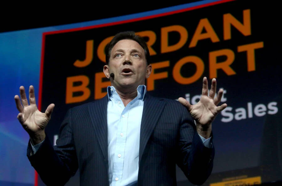 Jordan Belfort, o Lobo de Wall Street da vida real, dando uma palestra no Madison Square Garden em 2017.